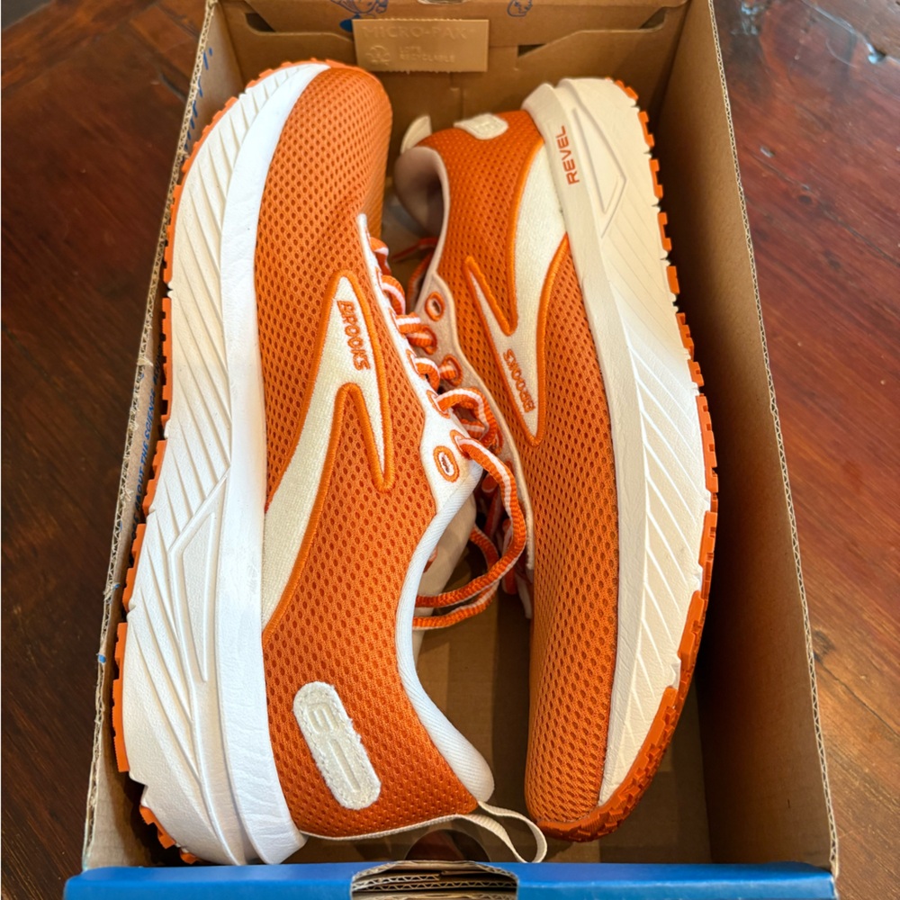 NWT men’s size 8 revel 6 Brooks sneakers